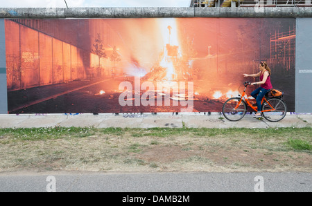 Fotografie Ausstellung von Kai Wiedenhofer Wand an Wand angezeigt auf Berliner Mauer an der East Side Gallery in Berlin Deutschland Stockfoto