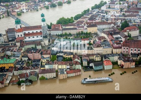 alte Stadt mit Fritz-Schaeffler-Promenade im Juni 2013 überflutet, Passau, Bayern, Deutschland Stockfoto