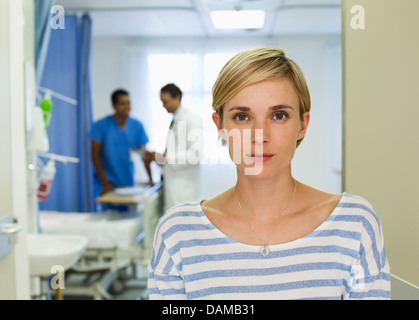 Patienten stehen im Krankenzimmer Stockfoto