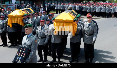 Soldaten tragen die Särge aus der Kirche vor der Dreikönigskirche nach die Trauerfeier für die drei deutschen Armes Forces Soldaten in Afghanistan in Hannover, 3. Mai 2011 getötet. Die Soldaten wurden letzte Woche während einer Antack in Afghanistan getötet. Foto: NIGEL TREBLIN Stockfoto