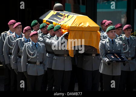 Soldaten tragen die Särge aus der Kirche vor der Dreikönigskirche nach die Trauerfeier für die drei deutschen Armes Forces Soldaten in Afghanistan in Hannover, 3. Mai 2011 getötet. Die Soldaten wurden letzte Woche während einer Antack in Afghanistan getötet. Foto: NIGEL TREBLIN Stockfoto