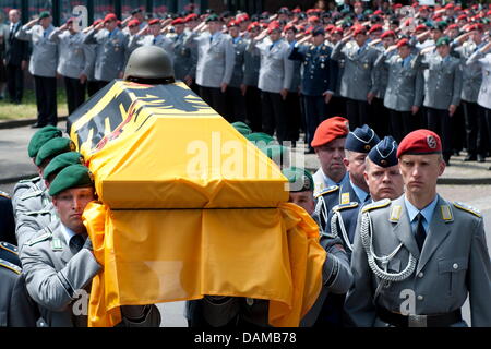 Soldaten tragen die Särge aus der Kirche vor der Dreikönigskirche nach die Trauerfeier für die drei deutschen Armes Forces Soldaten in Afghanistan in Hannover, 3. Mai 2011 getötet. Die Soldaten wurden letzte Woche während einer Antack in Afghanistan getötet. Foto: NIGEL TREBLIN Stockfoto