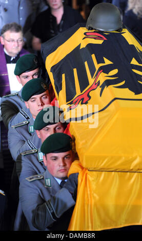 Soldaten tragen die Särge aus der Kirche vor der Dreikönigskirche nach die Trauerfeier für die drei deutschen Armes Forces Soldaten in Afghanistan in Hannover, 3. Mai 2011 getötet. Die Soldaten wurden letzte Woche während einer Antack in Afghanistan getötet. Foto: NIGEL TREBLIN Stockfoto