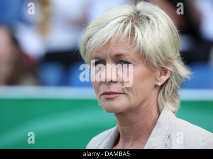 Deutschlands Trainer sieht Silvia Neid in der Tonhöhe während der internationalen Frauen Fußball-match Deutschland gegen Italien in der Osnatel Arena in Osnabrück, 3. Juni 2011. Foto: Friso Gentsch Stockfoto