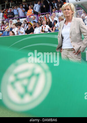 Deutschlands Trainer Silvia Neid steht auf dem Rande Befor der internationalen Frauenfußball match Deutschland gegen Italien in der Osnatel Arena in Osnabrück, 3. Juni 2011. Foto: Friso Gentsch Stockfoto