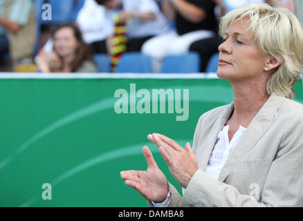 Deutschlands Trainer, die Silvia Neid im internationalen Frauenfußball applaudiert match Deutschland gegen Italien in der Osnatel Arena in Osnabrück, 3. Juni 2011. Foto: Friso Gentsch Stockfoto