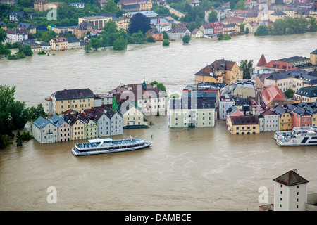 Donaukai mit Kreuzfahrtschiffen in Passau im Juni 2013 überflutet, Passau, Bayern, Deutschland Stockfoto