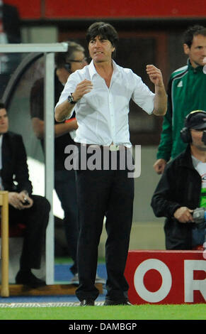 Deutschlands Trainer Joachim Löw während der Euro 2012-Gruppe einen Qualifizierer reagiert Spiel Österreich gegen Deutschland im Ernst Happel Stadion in Wien, Österreich, 3. Juni 2011. Foto: Andreas Gebert dpa Stockfoto