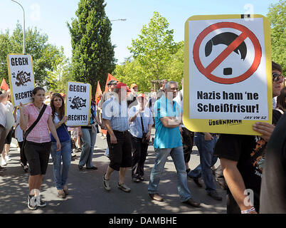 Gewerkschaften, Christen und Antifaschisten demonstrieren gegen eine Kundgebung von rechtsextremen extremistischen Gruppen in der Nähe in Braunschweig, Deutschland, 4. Juni 2011. Bei der Gegendemo der Bund der deutschen Gewerkschaften, politische Parteien und die Kirche forderte eine Gegendemo gegen Neonazis und gab es mehr als 4.000 Polizisten im Einsatz, um zu verhindern, dass ein Treffen von neo Stockfoto