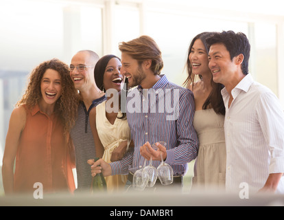 Freunde lachen zusammen auf party