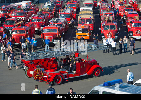 Historische Feuerwehrfahrzeuge sind auf dem Display auf einen Platz während der Eröffnung der internationalen Feuerwehr-Rallye in Frankfurt Oder, Deutschland, 2. Juni 2011. Feuerwehrleute aus 17 Ländern treffen sich in Frankfurt am Main und Slubice, Polen für die internationalen Feuerwehr-Rallye vom 2. bis 5. Juni. Rund 4.000 Besucher werden erwartet. Foto: Patrick Pleul Stockfoto