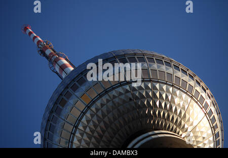 Der Spitze des Fernsehturms wird durch die untergehende Sonne in Berlin, Deutschland, 3. Mai 2011 beleuchtet. Die Berlin-Turm ist 368 Meter hoch mit seiner Antenne und war am 3. Oktober 1969 teilqualifizierte. Foto: Kay Nietfeld Stockfoto