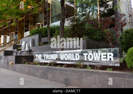 Zeichen der Trump World Tower in New York City in Fiont des Gebäudes Stockfoto