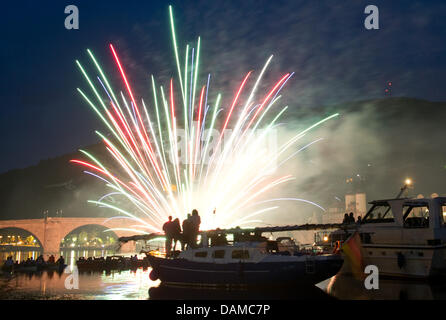 Zuschauer beobachten eine Show mit Feuerwerk auf Booten am Neckar während der traditionellen Heidelberg Schloss Beleuchtung in Heidelberg, Deutschland, 4. Juni 2011. Dreimal im Jahr Leuchten mit rotem Licht an der Zerstörung der Burg während der neun Jahre dauernden Krieg erinnern die Ruinen des Schlosses. Foto: Uwe Anspach Stockfoto