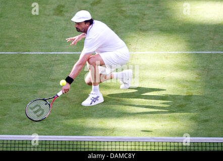 Ehemaliger Tennis Weltklassespieler Henri Leconte aus Frankreich Salven während ein Showmatch mit ehemaligen deutschsprachigen Klasse Tennisspielerin Steffi Graf bei den Gerry Weber Open in Halle, Deutschland, 4. Juni 2011. Sie gewannen das Doppel gegen Goerges aus Deutschland und Kafelnikow aus Russland. Foto: Bernd Thissen Stockfoto