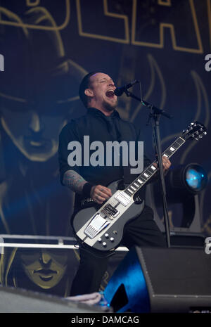 Frontmann der dänische Metal-Band "Volbeat", Michael Schøn Poulsen, führt auf dem Festival Rock am Ring (Rock am Ring) auf dem Nürburgring, Deutschland, 5. Juni 2011. Organisatoren erwarten rund 85.000 Besucher für das dreitägige Festival auf der Rennstrecke in der Eifel. Foto: Thomas Frey Stockfoto