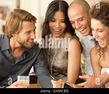 Freunde mit Handys auf party Stockfoto