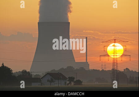 Die Sonne geht hinter den Kühlturm neben das Kernkraftwerk Isar 2 in Niederaichbach, Deutschland, 6. Juni 2011. Foto: Armin Weigel Stockfoto