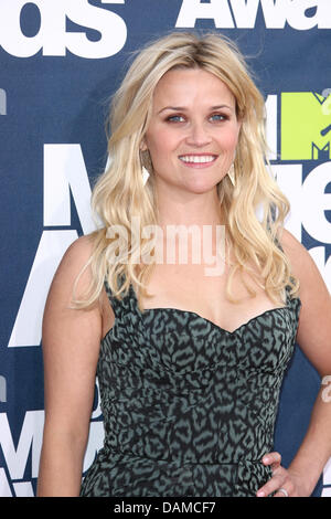 Schauspielerin Reese Witherspoon kommt bei den MTV Movie Awards im Universal Studio Gibson Amphitheater in Universal City / Los Angeles, USA, am 5. Juni 2011. Foto: Hubert Boesl Stockfoto