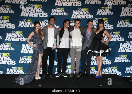 Schauspieler Tyler Hoechlin (l-R), Tyler Posey, Dylan O'Brien, Holland Roden, Crystal Reed und Colton Haynes von "Teen Wolf" stellen im Foto Presseraum der MTV Movie Awards im Universal Studio Gibson Amphitheater in Universal City / Los Angeles, USA, am 5. Juni 2011. Foto: Hubert Boesl Stockfoto