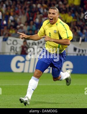 Datei - ein Archiv-Bild vom 26. Juni 2002, zeigt brasilianische Stürmer Ronaldo nach seinem Score gegen die Türkei in Saitama, Japan. Der 34-j hrige wird aus der Seleção am 7. Juni 2011 im Spiel gegen Rumänien entlassen werden. Foto: Bernd Weissbrod Stockfoto