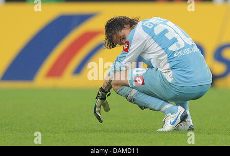 (Dpa Datei) - ein Datei Bild, datiert, 22. September 2010, zeigt Torhüter Logan Bailly von Bundesliga-Fußball-club Borussia Moenchengladbach hocken auf dem Spielfeld nach Mönchengladbach das Spiel gegen Bundesliga-Fußball-Club St. Pauli 1: 2 im Fußballstadion in Mönchengladbach verliert. Bailly wurde zu fünf Monaten auf Bewährung nach einer Schlägerei in der belgischen Stadt verurteilt. Stockfoto