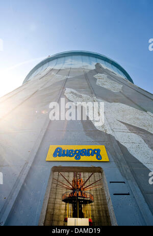 Der Kühlturm des ehemaligen schnellen Brüter steht hoch im Freizeitpark Wunderland Kalkar in Kalkar, Deutschland, 30. Mai 2011. Niederländische Unternehmer Hennie van der Most kaufte das ehemalige Kernkraftwerk im Jahr 1995 nach es dies wurde und das Gelände in ein Hotel, Tagung und Freizeit-Center umgewandelt. Foto: Victoria Bonn-Meuser Stockfoto