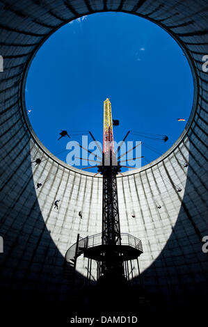 Der Kühlturm des ehemaligen schnellen Brüter steht hoch im Freizeitpark Wunderland Kalkar in Kalkar, Deutschland, 30. Mai 2011. Niederländische Unternehmer Hennie van der Most kaufte das ehemalige Kernkraftwerk im Jahr 1995 nach es dies wurde und das Gelände in ein Hotel, Tagung und Freizeit-Center umgewandelt. Foto: Victoria Bonn-Meuser Stockfoto