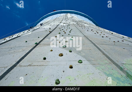 Der Kühlturm des ehemaligen schnellen Brüter steht hoch im Freizeitpark Wunderland Kalkar in Kalkar, Deutschland, 30. Mai 2011. Niederländische Unternehmer Hennie van der Most kaufte das ehemalige Kernkraftwerk im Jahr 1995 nach es dies wurde und das Gelände in ein Hotel, Tagung und Freizeit-Center umgewandelt. Foto: Victoria Bonn-Meuser Stockfoto