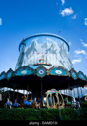 Der Kühlturm des ehemaligen schnellen Brüter steht hoch im Freizeitpark Wunderland Kalkar in Kalkar, Deutschland, 30. Mai 2011. Niederländische Unternehmer Hennie van der Most kaufte das ehemalige Kernkraftwerk im Jahr 1995 nach es dies wurde und das Gelände in ein Hotel, Tagung und Freizeit-Center umgewandelt. Foto: Victoria Bonn-Meuser Stockfoto