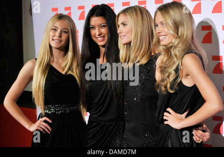 Die endgültigen Kandidaten Amelie und Rebecca, head Jurorin Heidi Klum und Jana (L-R) Pose Kandidat bei einem Fototermin der TV-Serie "Deutschlands Next Topmodel" in Köln, Deutschland, 7. Juni 2011. Das Finale der diesjährigen Saison wird in einer Live-Show in Köln am 9. Juni 2011 ausgestrahlt werden. Foto: HENNING KAISER Stockfoto