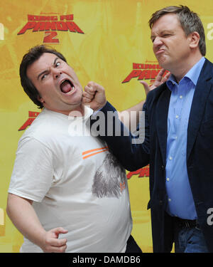 US-Schauspieler Jack Black (L) und deutsche Schauspieler Hape Kerkeling posieren mit einem Panda-Figur bei einem Fototermin bei der "Kung Fu Panda 2"-Präsentation in Berlin, Deutschland, 7. Juni 2011. Der Film wird am 16. Juni in deutschen Kinos sein. Foto: Jens Kalaene Stockfoto