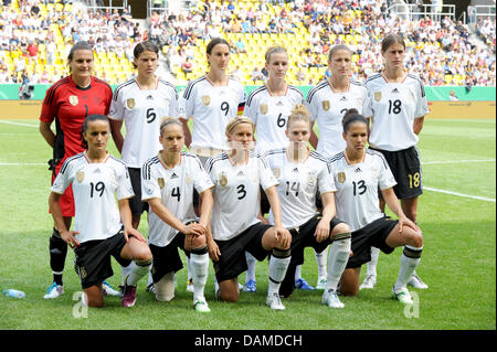Die deutsche Mannschaft, Nadine Angerer, Annike Krahn, Birgit Prinz, Simone Laudehr, Bianca Schmidt und Kerstin Garefrekes (hinten L-R), Fatmire Bajramaj, Babett Peter, Saskia Bartusiak, Kim Kulig und Celia Okoyino Da Mbabi (FRONT L-R), posieren für ein Mannschaftsfoto vor der internationalen Frauen Fußballspiel Deutschland vs. Niederlande im Tivoli-Stadion in Aachen, Deutschland, 7. Juni 2011. Foto: FED Stockfoto
