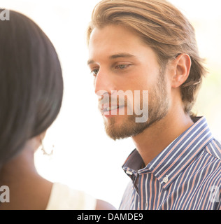 Mann im Gespräch mit Freundin Stockfoto