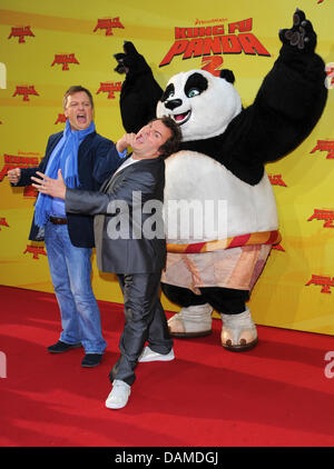 US-Schauspieler Jack Black (L) und deutsche Schauspieler Hape Kerkeling posieren mit einem Panda-Figur bei der Premiere von "Kung Fu Panda 2" in der Cinemaxx-Kino in Berlin, Deutschland, 7. Juni 2011. Der Film wird am 16. Juni in den Kinos sein. Foto: Jens Kalaene Stockfoto
