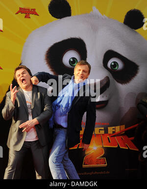 US-Schauspieler Jack Black (L) und deutsche Schauspieler Hape Kerkeling stellen bei der Premiere von "Kung Fu Panda 2" in der Cinemaxx-Kino in Berlin, Deutschland, 7. Juni 2011. Der Film wird am 16. Juni in den Kinos sein. Foto: Jens Kalaene Stockfoto