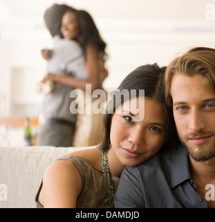 Paar umarmt auf sofa Stockfoto