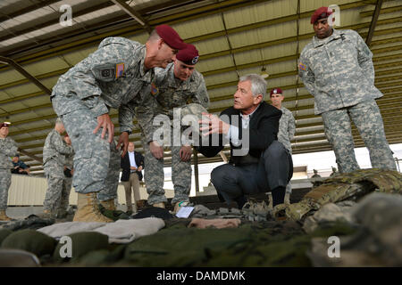 US-Verteidigungsminister Chuck Hagel über moderne ausgegebenen Ausstattung zu Global Response Force Airborne School bei einem Besuch in Fort Bragg Heimat der 82nd Airborne 15. Juli 2013 in Fayetteville, NC aussieht. Stockfoto