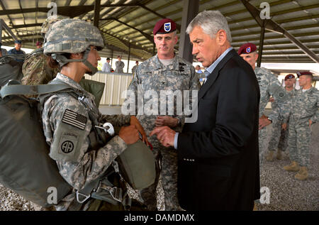 US-Verteidigungsminister Chuck Hagel spricht mit Sgt. Virginia Leal über die Ausrüstung, die sie bei Global Response Force Airborne School bei einem Besuch in Fort Bragg Heimat der 82nd Airborne 15. Juli 2013 in Fayetteville, NC verwendet. Stockfoto