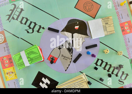 Beschlagnahmten rechten extremistische Propagandamaterial wird in einer Vitrine in der Presentatioon des Thüringer Berichts über den Schutz der Verfassung in Erfurt, Deutschland, 16. Juli 2013 angezeigt. Foto: Martin Schutt Stockfoto