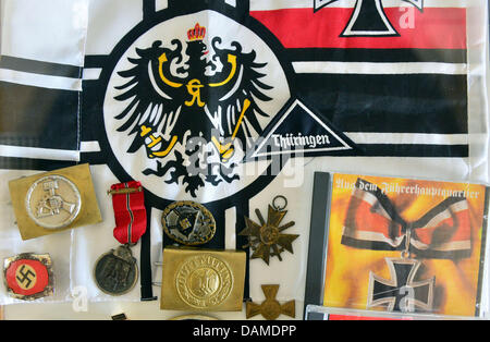 Beschlagnahmten rechten extremistische Propagandamaterial wird in einer Vitrine in der Presentatioon des Thüringer Berichts über den Schutz der Verfassung in Erfurt, Deutschland, 16. Juli 2013 angezeigt. Foto: Martin Schutt Stockfoto