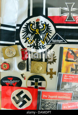 Beschlagnahmten rechten extremistische Propagandamaterial wird in einer Vitrine in der Presentatioon des Thüringer Berichts über den Schutz der Verfassung in Erfurt, Deutschland, 16. Juli 2013 angezeigt. Foto: Martin Schutt Stockfoto