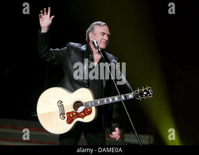 US-Sänger Neil Diamond führt auf der Bühne während eines Konzerts am Veranstaltungsort O2 World in Berlin, Deutschland, 7. Juni 2011. Er spielt auch Konzerte in Mannheim, Oberhausen und Hamburg. Foto: Britta Pedersen Stockfoto