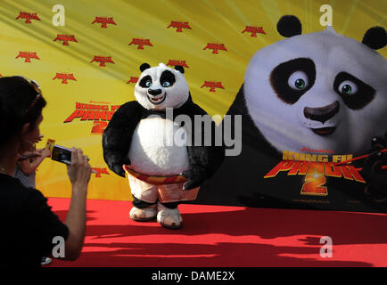 Ein Schauspieler in einem Panda Kostüm posiert für eine Kamera während der Premiere von "Kung Fu Panda 2" im Cinemaxx in Berlin, Deutschland, 7. Juni 2011. Der Film kommt am 16. Juni in die deutschen Kinos. Foto: JENS KALAENE Stockfoto