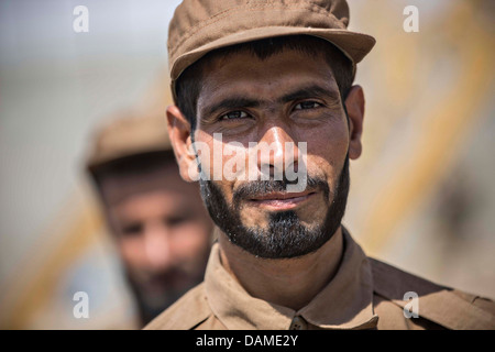 Ein Polizeibeamter Afghan Local steht in Formation während einer Abschlussfeier 14. Juli 2013 in Farah District, Provinz Farah, Afghanistan. Stockfoto