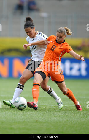 Deutschlands Celia Okoyino da Mbabi(L) Kämpfe um den Ball mit Sherida Spitse aus den Niederlanden während der Frauen Fußball Spiel Deutschland gegen die Niederlande im Tivoli-Stadion in Aachen, Deutschland, 7. Juni 2011. Foto: Revierfoto Stockfoto