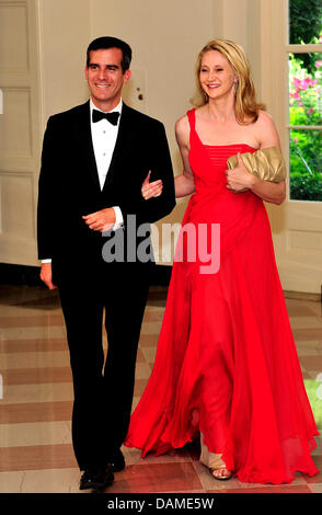 Eric Garcetti, Präsident der Stadtrat von Los Angeles, Los Angeles, Kalifornien und Amy Wakeland kommen für ein State Dinner zu Ehren von Bundeskanzlerin Angela Merkel im Weißen Haus in Washington, D.C. am Dienstag, 7. Juni 2011 Credit: Ron Sachs / CNP Stockfoto