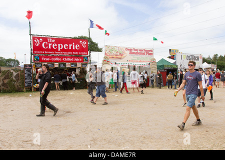 Essensstände am Glastonbury Festival 2013. Somerset, England, Vereinigtes Königreich. Stockfoto