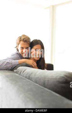 Lächeln, paar gemütlich auf sofa Stockfoto