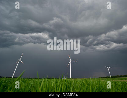 (DATEI) Ein Archivfoto vom 26. April 2011 zeigt eine Gewitterzelle über ein Feld mit Windrädern in Sieversdorf, Deutschland bewegen. Das Kabinett will ein umfassendes nuklearen und Energiepaket mit zahlreichen Änderungen an dem Gesetz zu verabschieden. Foto: Patrick Pleuel Stockfoto